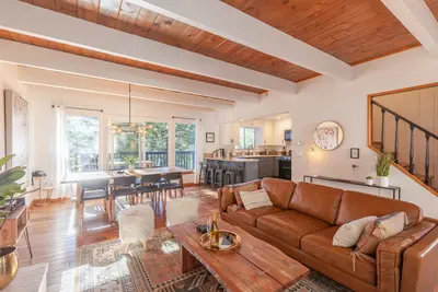 Image de Forest Moon Chalet. Designer & Pet Friendly Luxury 3 Bdrm. w/Hot Tub