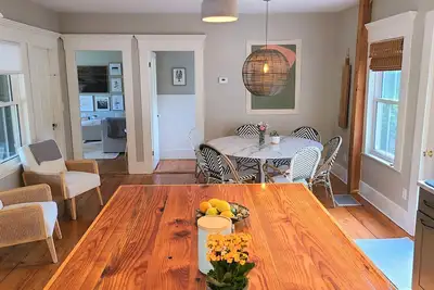 Image de Beautifully Restored Modern Farm House (Pet-friendly)