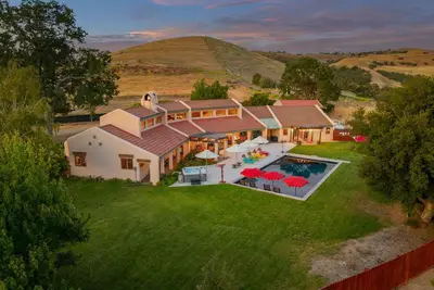 Image de Luxe, sleeps 8, Spa, Pool, Ev, Kings, No Chores! Designer Retreat & Epic Yard!