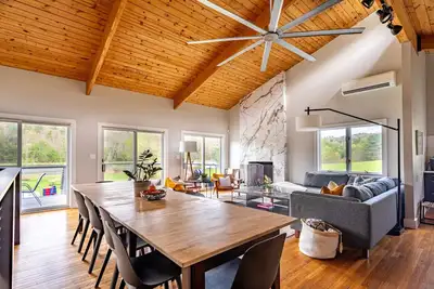 Image de Lakefront w/ Hot Tub, Game Room, + Fireplace