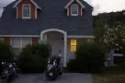 Image de Relaxing  2 bedroom cottage. Jetted tub, full kitchen, 2 fun pools, bar, music.