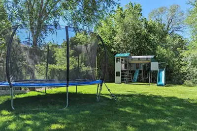 Image de Huge Yard. Hot Tub. Playground. Trampoline.