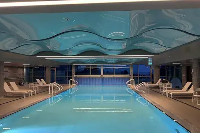 Image de Luxury White Rock Ocean view Condo-2Bd/2Ba/2decks/pool/gym/steam room/sauna/spa