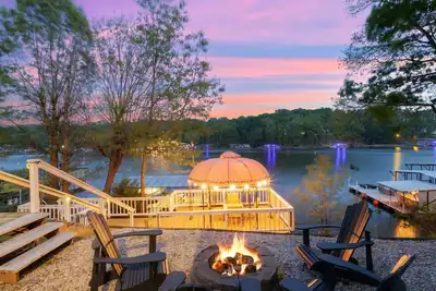 Image de Amazing Cove! 3 Bed/2Ba Lakefront Home - Hot Tub, Smart TVs, Ev Charger, Firepit