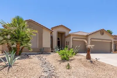 Image de Sunny & Spacious * Refreshing Pool * Walk to the Lakes & Parks!