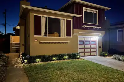 Image de Spacious 3br home with yard, deck & sunset views ·