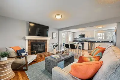 Image de Charming 3br Downtown Hyannis Retreat - Walk to Main Street!