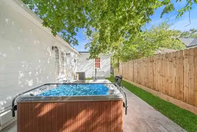 Image de Getaway Nr Midtown, Dt, Tsu | Hot tub | Game Room