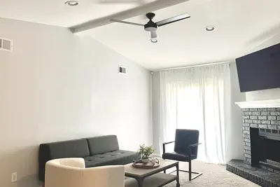 Image de Oru Alumni, Large stylish Loft, Kitchen, Dining, Night-lit Balcony, Washer/Dryer