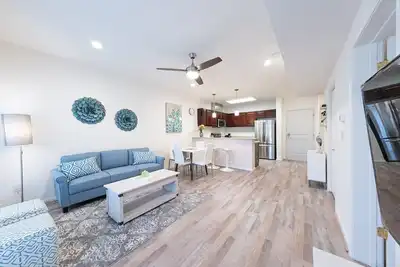 Image de 2h |*Holiday Special* Stylish, Gated Condo in Lifestyle Center Living|