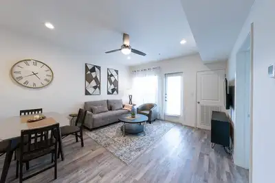 Image de Modern One Bedroom + Study private condo unit|2p