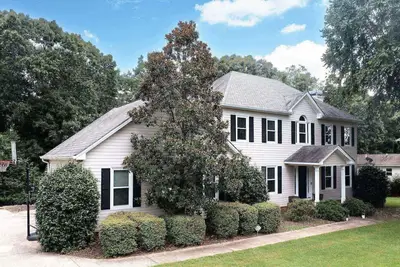 Reduced Rates |Colorful Game-Themed Home at Lake Lanier |Skee-Ball, Indoor BBall, Sony Ps4, Fire Pit
