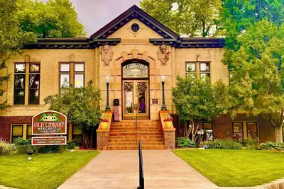 Image de The Old Library – A 116-Year-Old National Historic Treasurer. 2 Floors w/Patio.