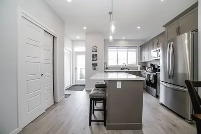 Image de Maison familiale avec bureau et cour privée