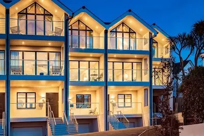 Image de 5 The Strand sleeps 9 guests footsteps from Porth beach