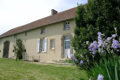 Maison de Campagne avec Jardin Clos, Wi-Fi, Animaux Acceptés et Proche Station Thermale Néris les Bains