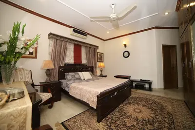 Image de Cheerful 2-bedroom portion with onsite parking