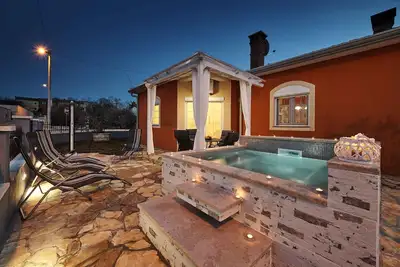 Image de Maison de vacances avec climatisation, terrasse et bain à remous