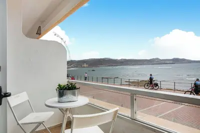 Image de Maison de vacances 'Appartement Frente al Mar 103' avec vue sur la mer, balcon et Wi-Fi.