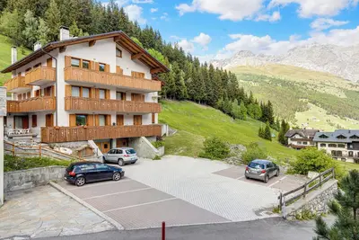 Image de Appartement 'Baita Bruno 6' avec vue sur les montagnes, terrasse et Wi-Fi.