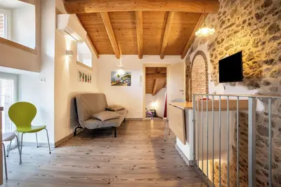 Appartement de vacances Gufo avec balcon, piscine partagée et Wi-Fi.