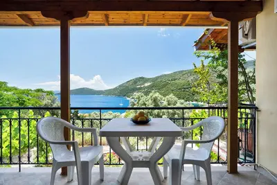 Image de Appartement de vacances \"Vardia studio A\" avec vue sur la mer, Wi-Fi et balcon.