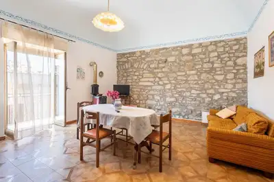 Image de Appartement \"Il Baglio Antico\" avec vue sur les montagnes, terrasse et Wi-Fi.