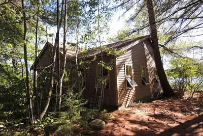Image de Cozy Lake Winnipesaukee Camp on Braun Bay with spectacular views