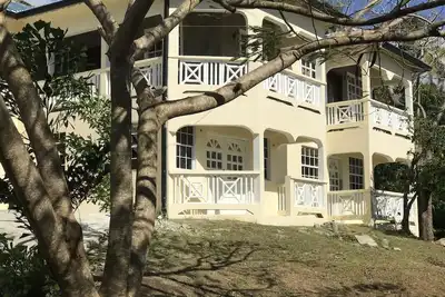 Beautiful, tranquil Home. 8 minutes from the International Airport