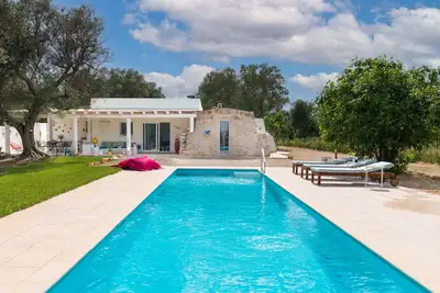 Image de Villa Avec Trullo Et Piscine Au Milieu Des Oliviers