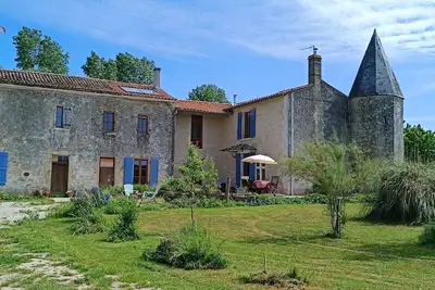 Image de 4 bedroom farmhouse with pool, jacuzzi and lakes