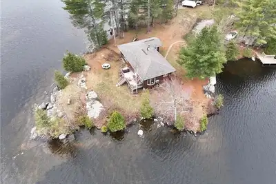 Image de Well equipped bright family cottage. Amazing swimming, fishing and boating.