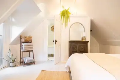 Image de Charming Home-Modern Comforts & Style-300+ Reviews