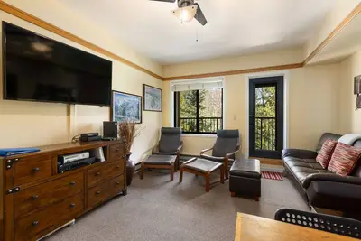 Cute and Renovated Studio/2 min Walk to Lifts/Shared Hot Tubs