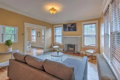 Image de 1927 Craftsman Bungalow | Walk to Cooper-Young