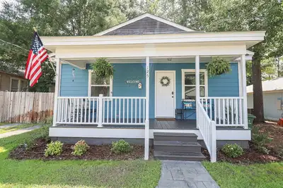 Image de Quaint cottage style home with large fenced yard.