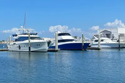 Image de 48’ Hattaras Sport Yacht onTreasure Island inter coastal near johns pass village