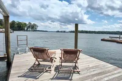 Image de Lake Home with Pool Table, Dock, Kayaks, Fire Pits, Ice Maker