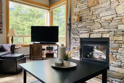 Image de Beautiful Ski In/Out Riverside Retreat at the Base of Panorama ♥️♥️