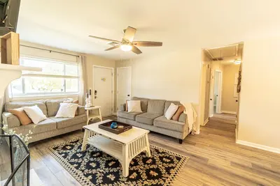 Image de Cozy Bay Cottage private backyard blocks from beach!