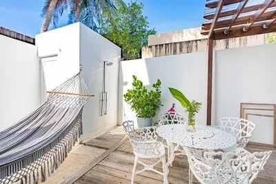 Image de Local Art Deco/House Near to Everything + Beach