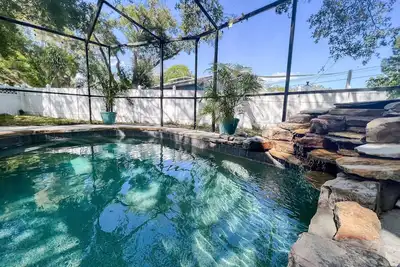 Image de Family Home With Heated Pool - 5 Minutes From Beach