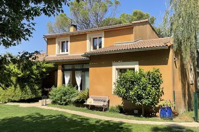 Image de Logement lumineux, entièrement rénové avec jardin