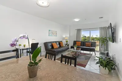 Stylish 2-Bedroom Apt, Free Parking, Walkable