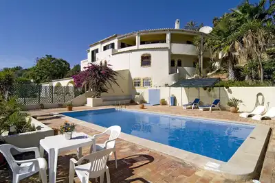 Image de Villa Lorena avec grande piscine privée et jardin