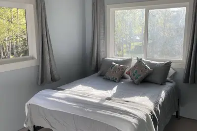 Image de Bright and spacious upper unit, newly remodeled, on centrally located 1-acre lot