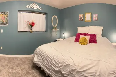Image de Private basement apartment with hot tub and hammocks