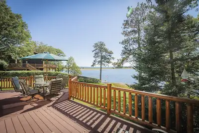 Image de Luxury fishing cabin, Best view of the lake with private dock & covered boatslip