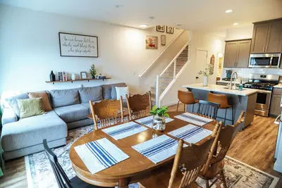 Image de Modern and Bright South Salem Townhome Getaway with Game Room