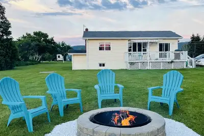 Image de Cozy cottage w/sunset views + quick walk to a private beach (dog friendly! )